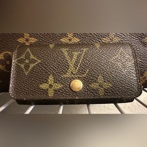 🎉 SOLD🎉Authentic Louis Vuitton monogram 4 key holder